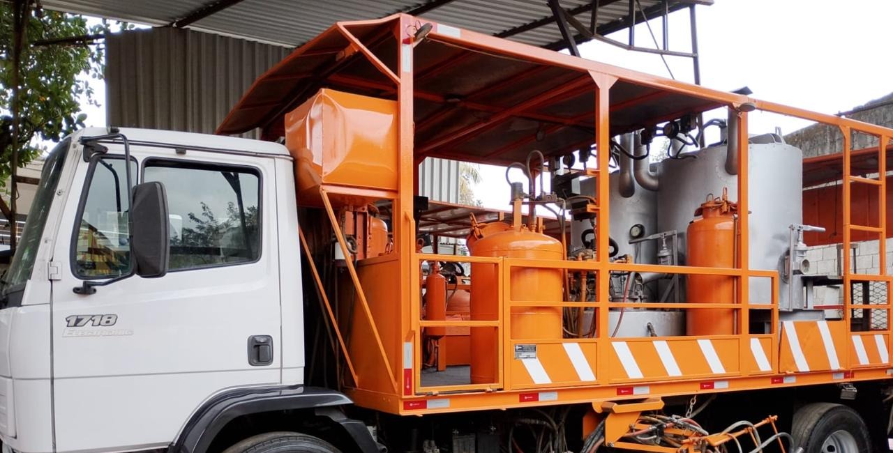 Caminhão Mercedes 1718 de Pintura Termoplástica a Quente