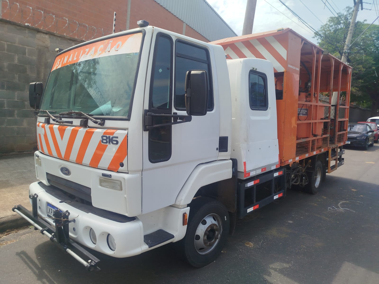 Caminhão Ford 816 de sinalização viária